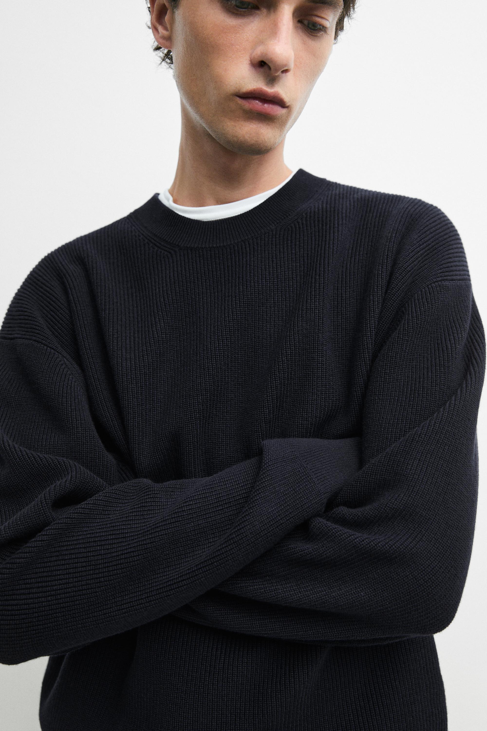 Round neck knit sweater